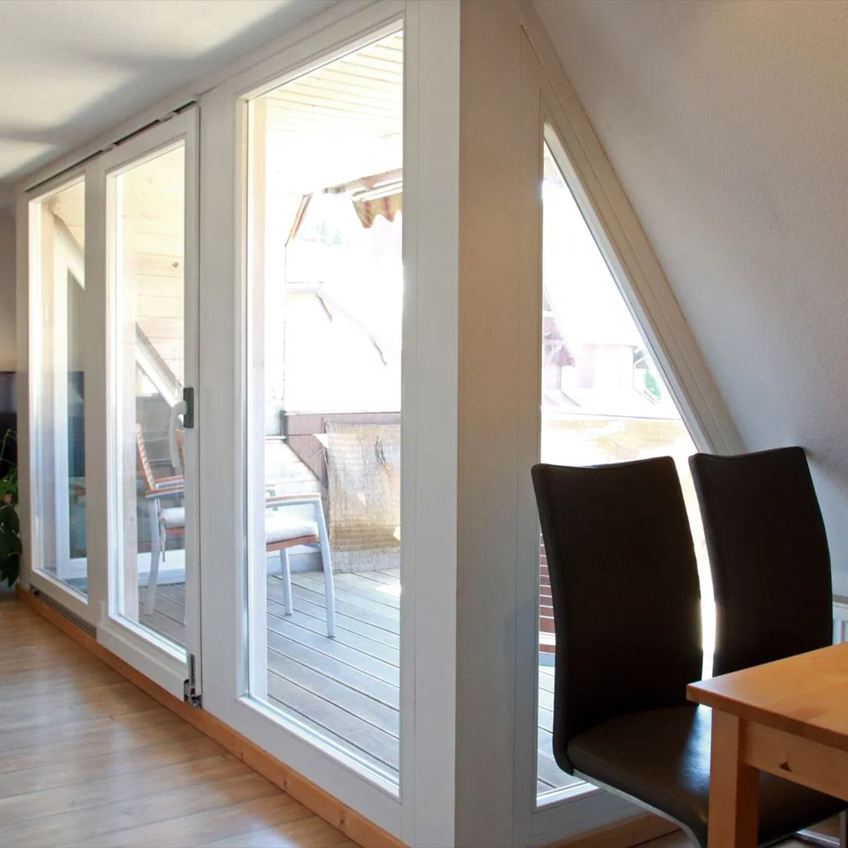Essplatz mit Zugang zum Balkon durch bodentiefe Fenster