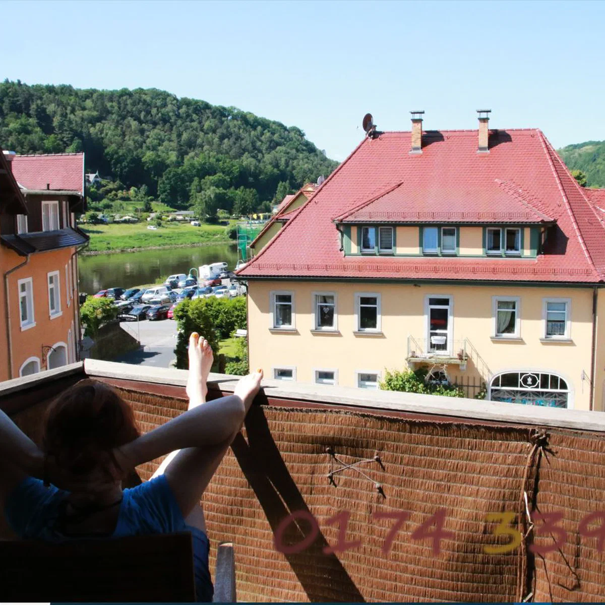 Balkon von Fewo 1 mit Blick auf die Dächer und die Elbe in Stadt Wehlen