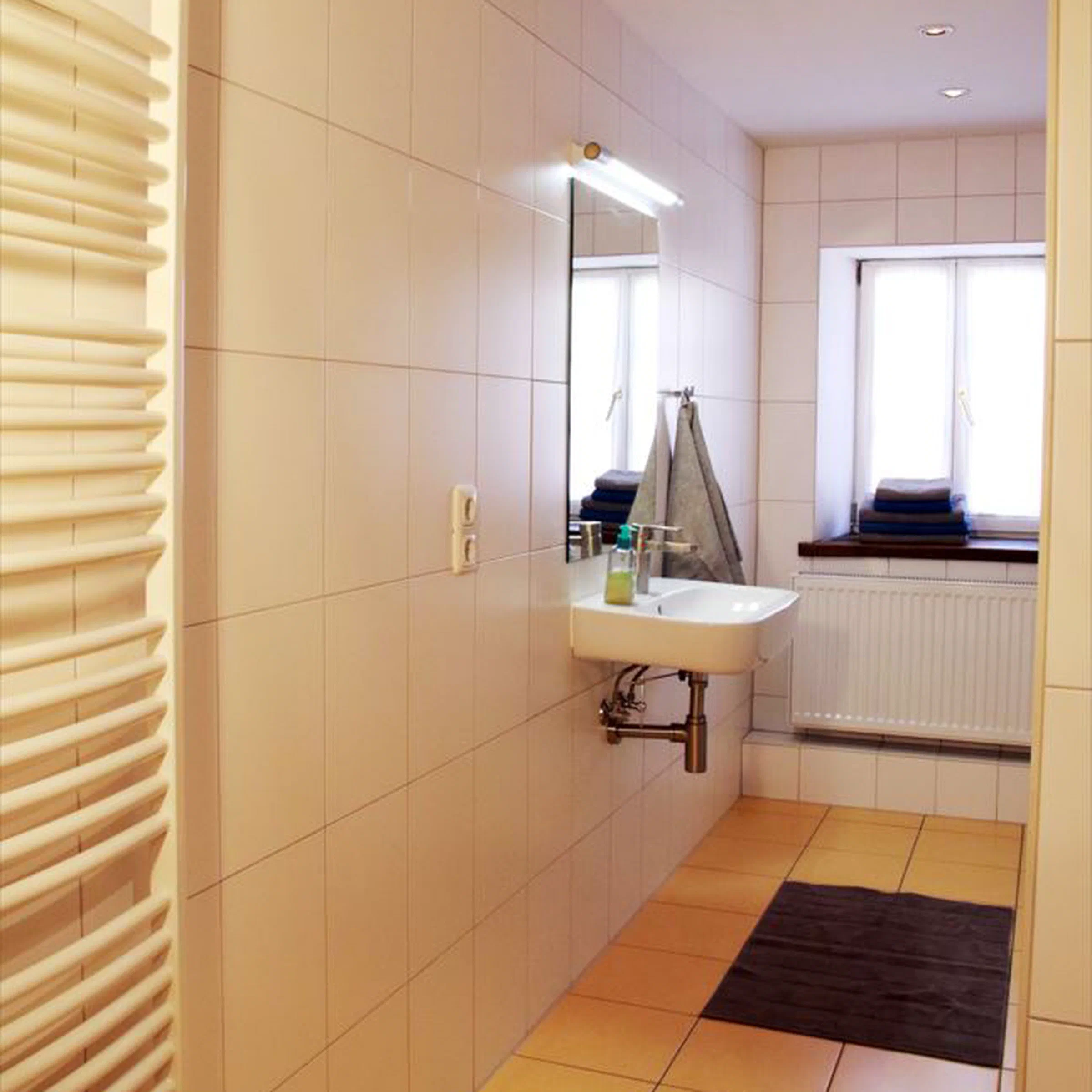 Bad mit Dusche, Wanne und Waschbecken in Fewo 1