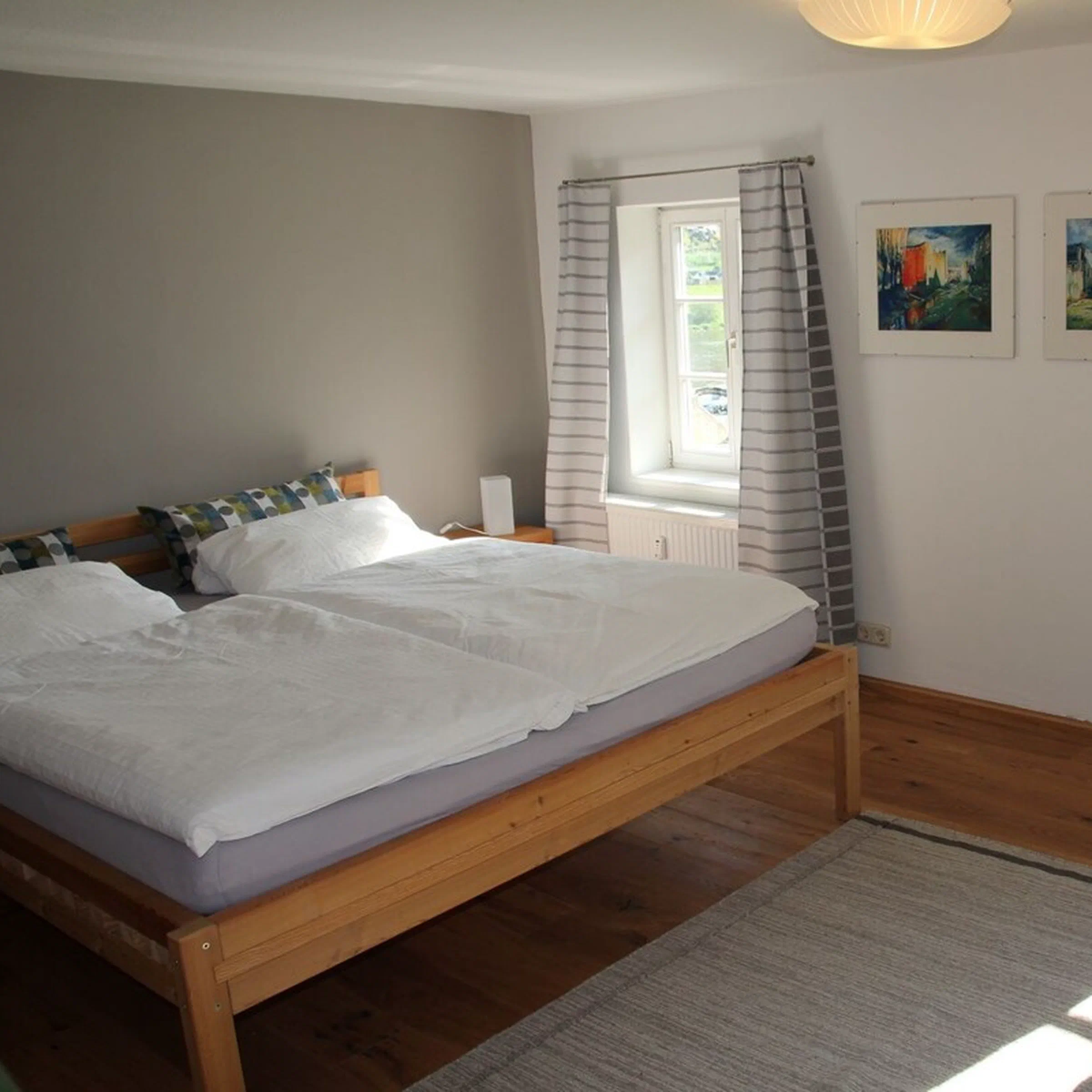 Schlafzimmer von Fewo 2 mit Doppelbett und Blick auf die Elbe