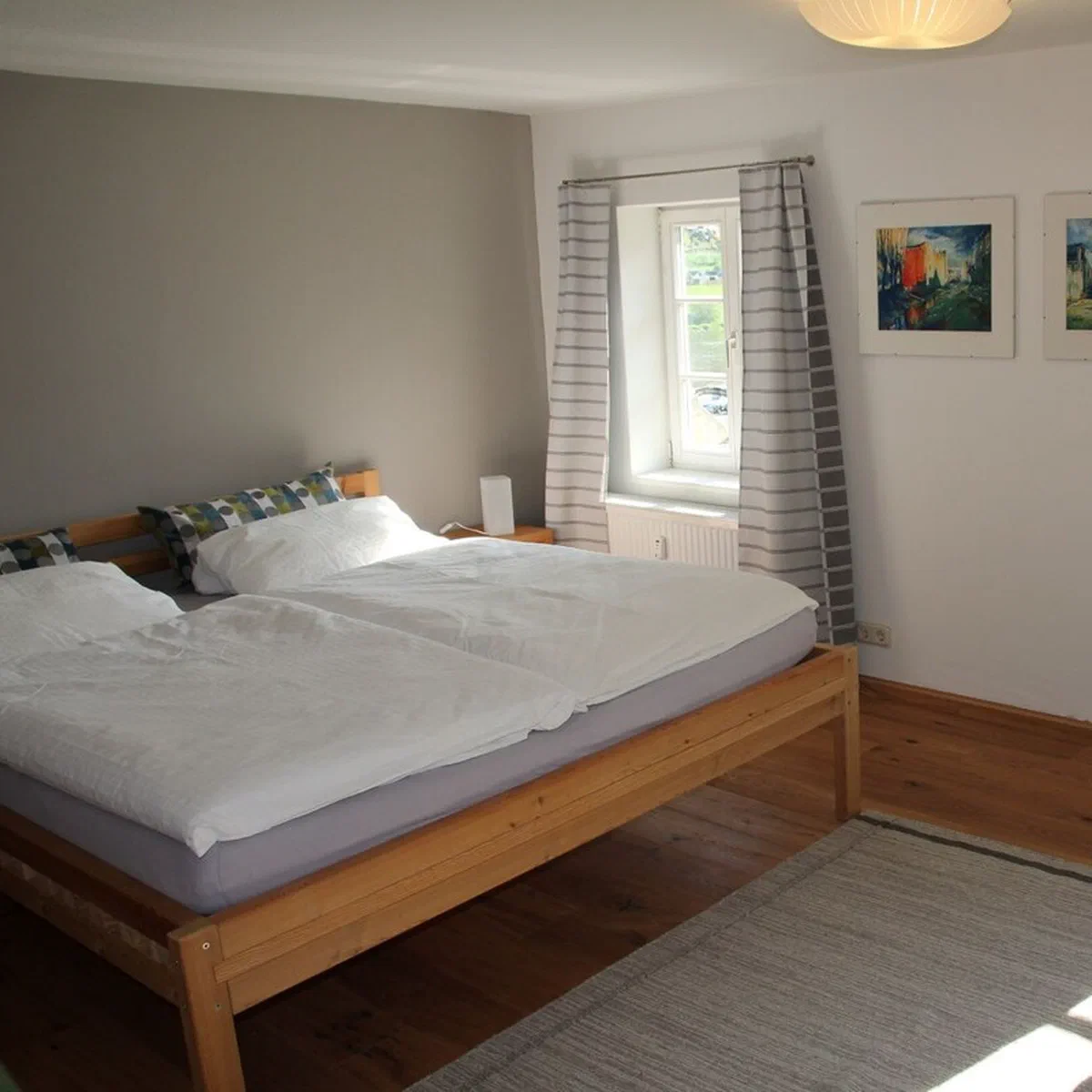 Schlafzimmer von Fewo 2 mit Doppelbett und Blick auf die Elbe