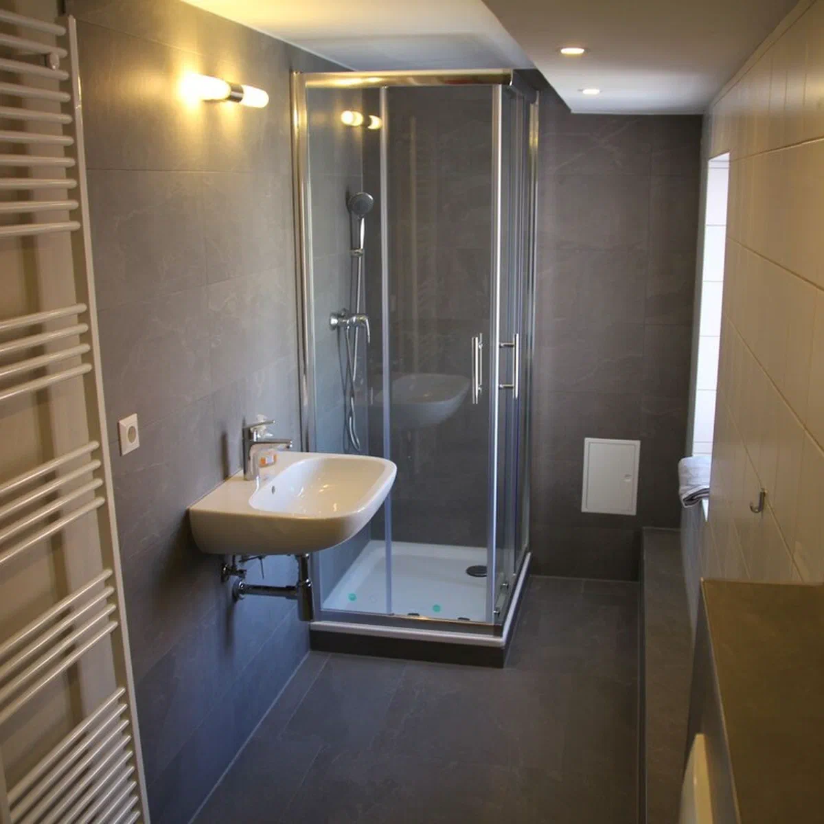 Bad mit Dusche in Fewo 2