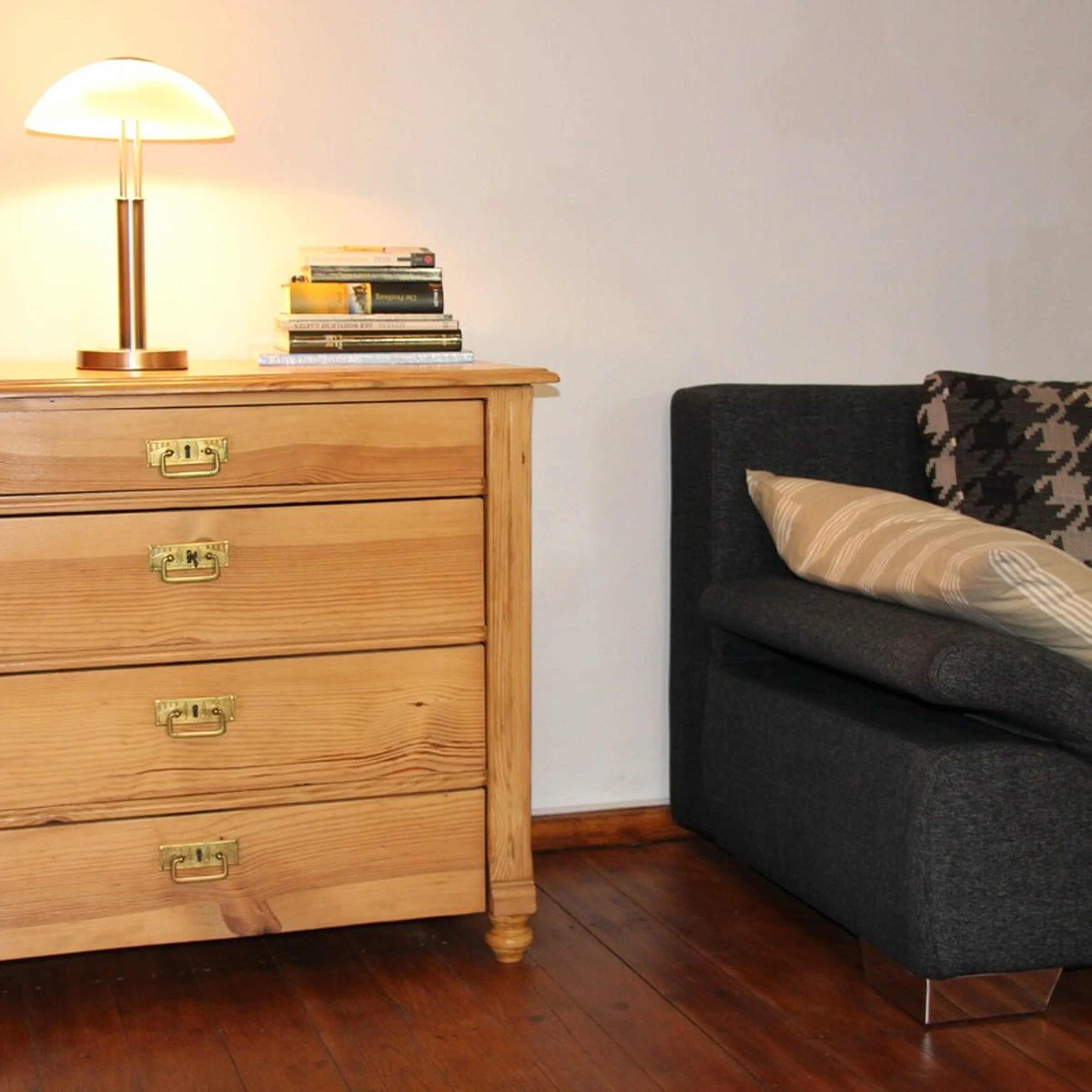 Kommode und Sofa im Wohnbereich von Fewo 3