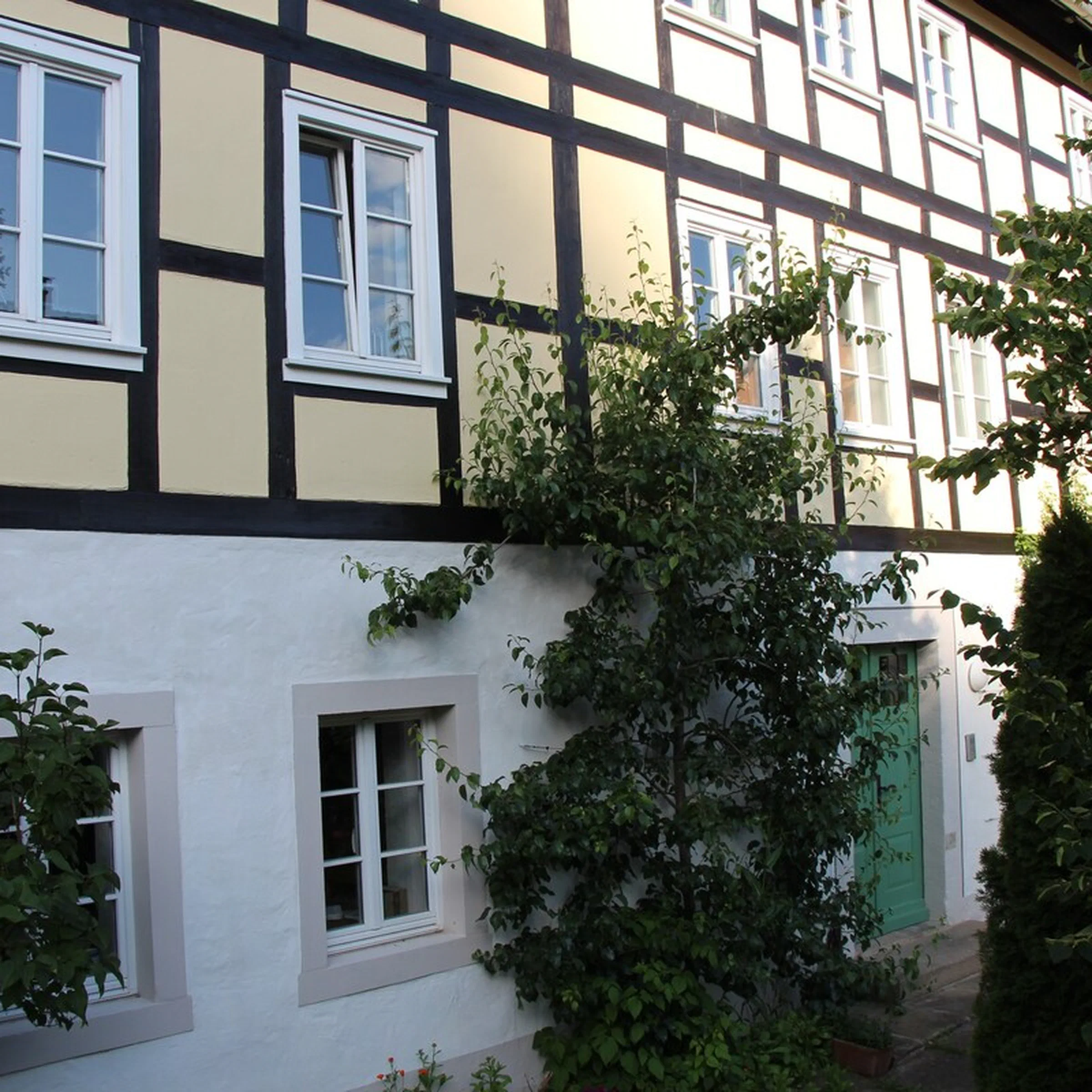 Fachwerkfassade des Markthauses mit grüner Eingangstür
