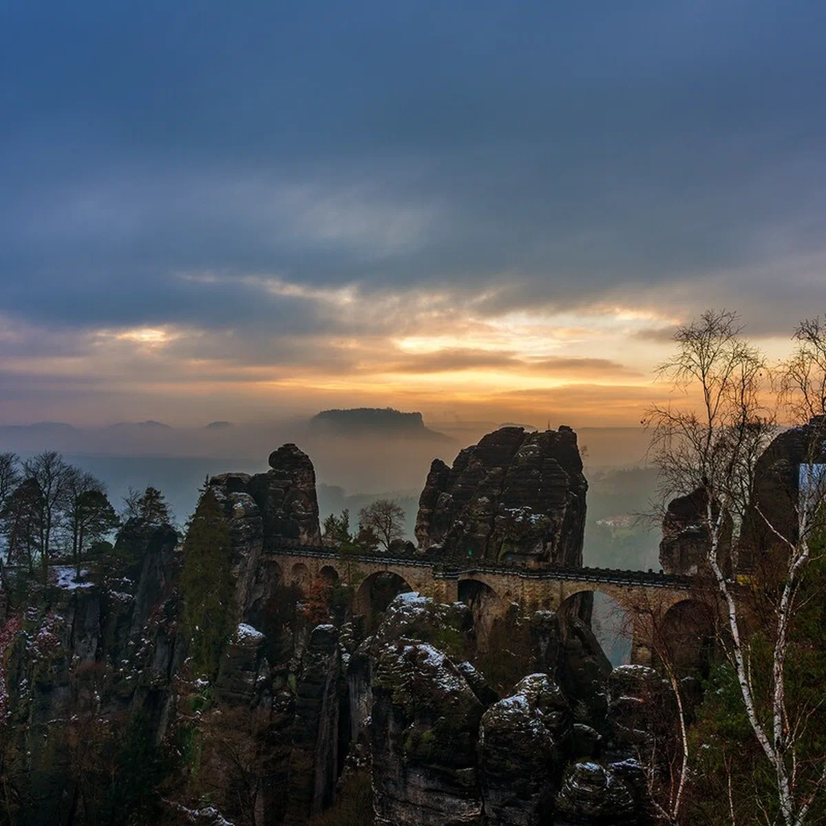 Basteibrücke bei Sonnenuntergang über den Felsen der Sächsischen Schweiz