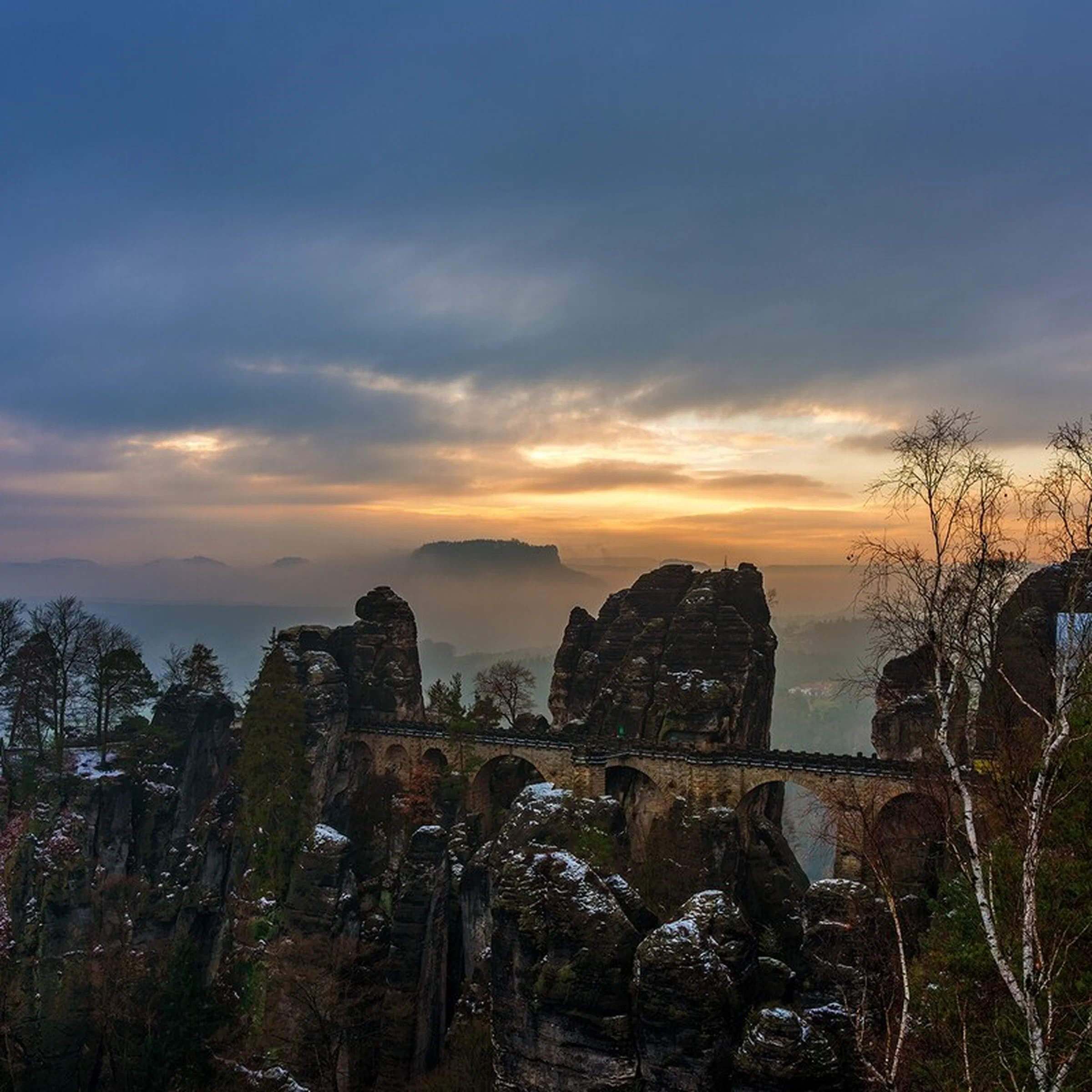 Basteibrücke bei Sonnenuntergang über den Felsen der Sächsischen Schweiz