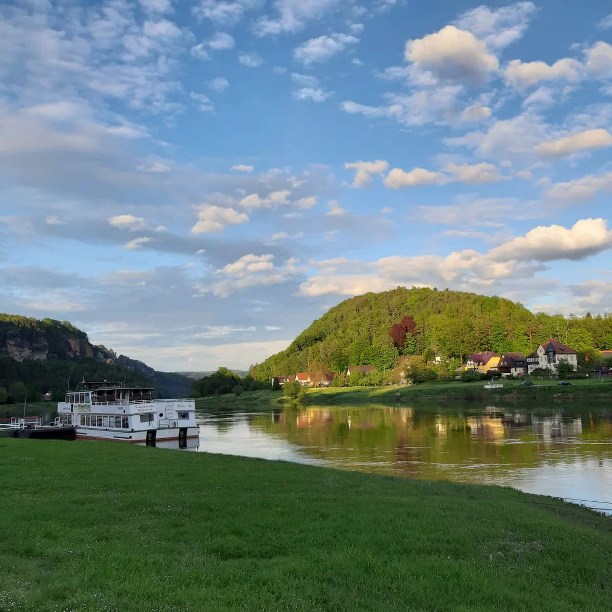 Raddampfer der Sächsischen Dampfschifffahrt auf der Elbe