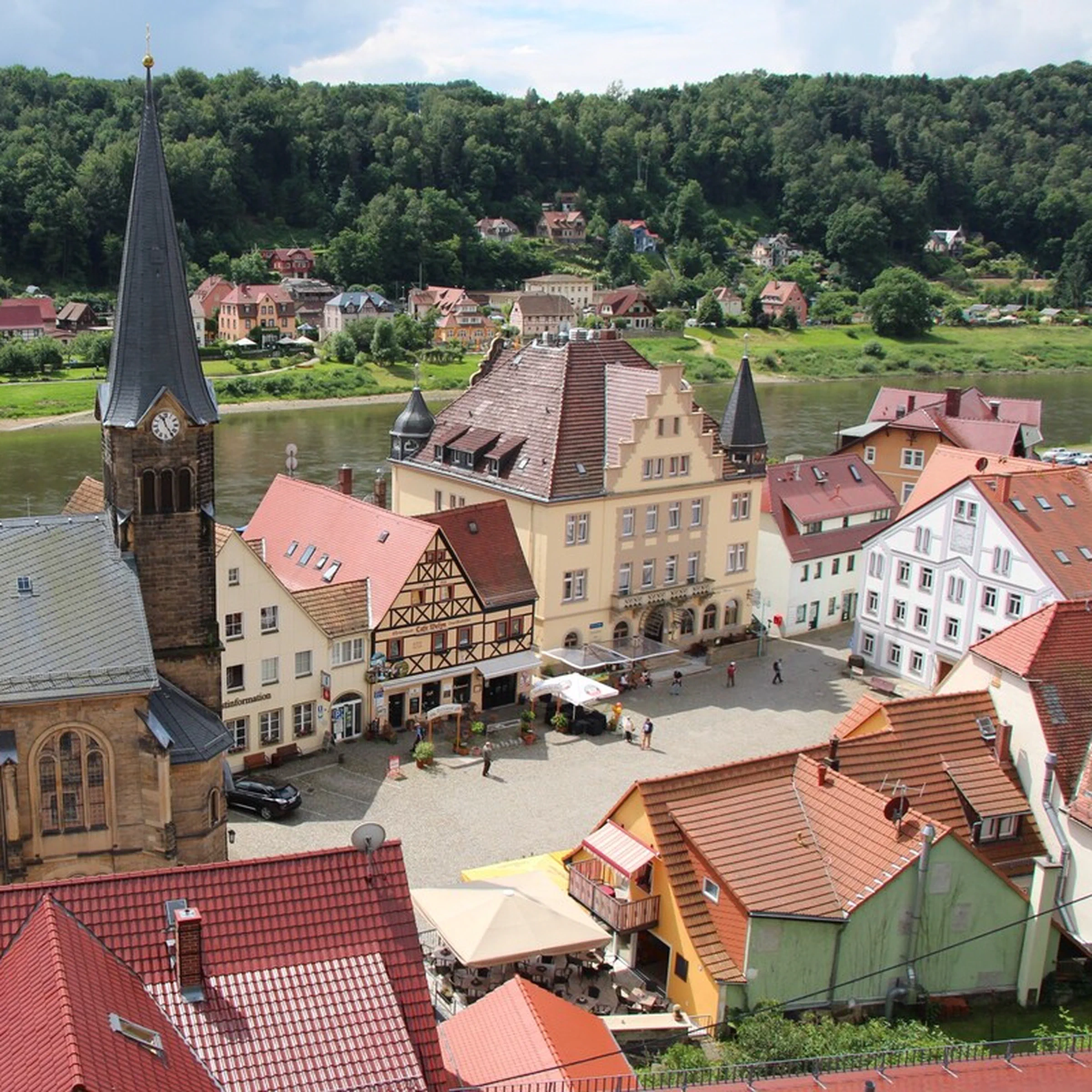 Luftaufnahme von Stadt Wehlen mit Marktplatz und Elbe