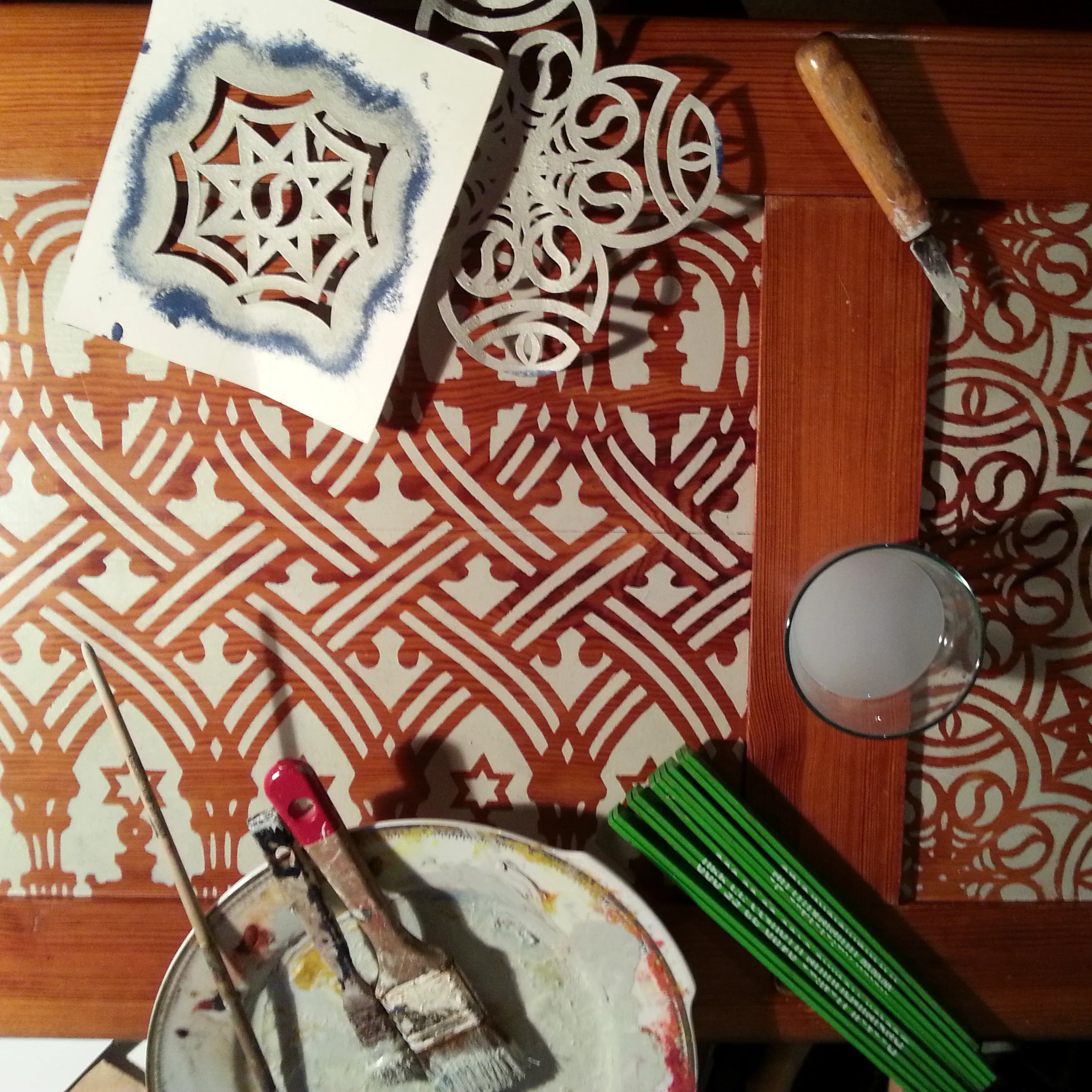 Handbemalte Schablonenmuster im Markthaus